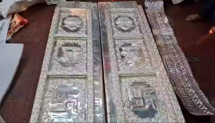 silver-door-installed-in-Vindhyavasini-Dham