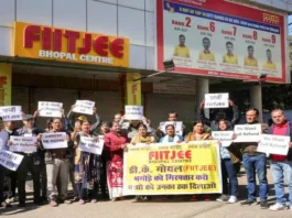 fiitjee-coaching-center-sealed-parents-demanding-refund