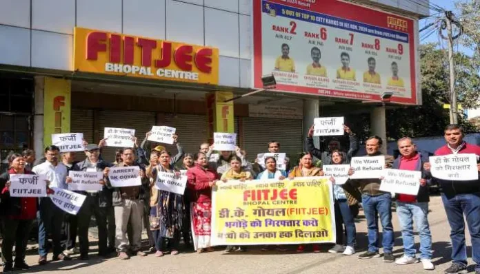 fiitjee-coaching-center-sealed-parents-demanding-refund