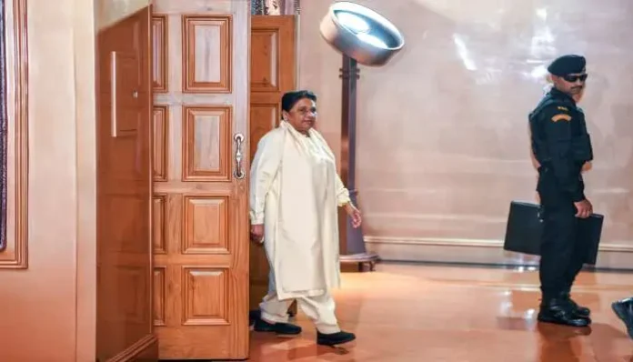 mayawati-held-a-meeting-with-party-officials