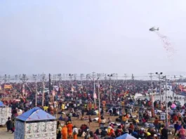 maha-kumbh-2025-flowers-were-showered-on-the-devotees-during-amrit-snan