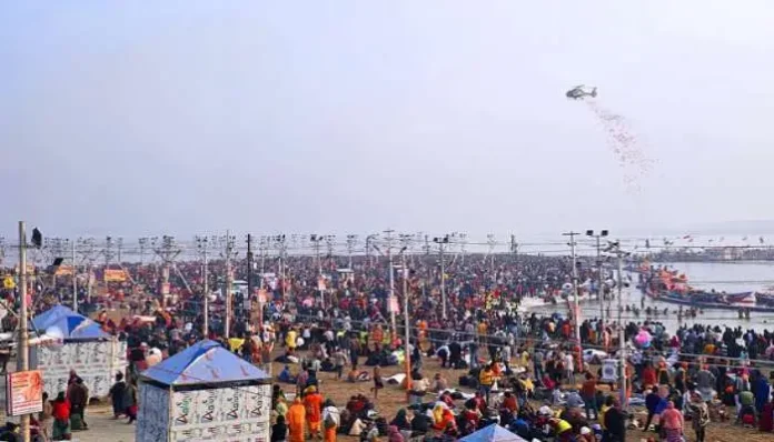 maha-kumbh-2025-flowers-were-showered-on-the-devotees-during-amrit-snan